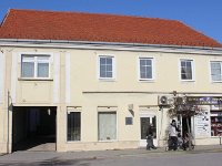 Ulica Artura Turkulina 1 Kuća je građena krajem 19  Kuća je građena krajem 19. stoljeća na kojoj su vidljivi stilski oblici arhitekture historicizma i pojedini elementi secesije. Tijekom 20. stoljeća značajnije su promjene na pročelju, posebno otvaranjem novih izloga trgovine.